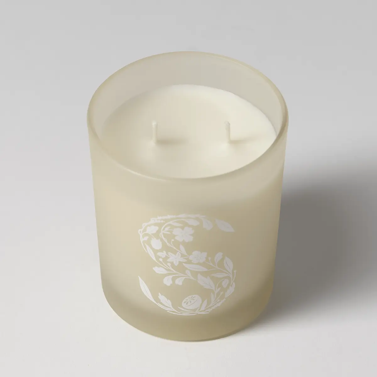 Petals & Peaches Scented Candle - Image 3